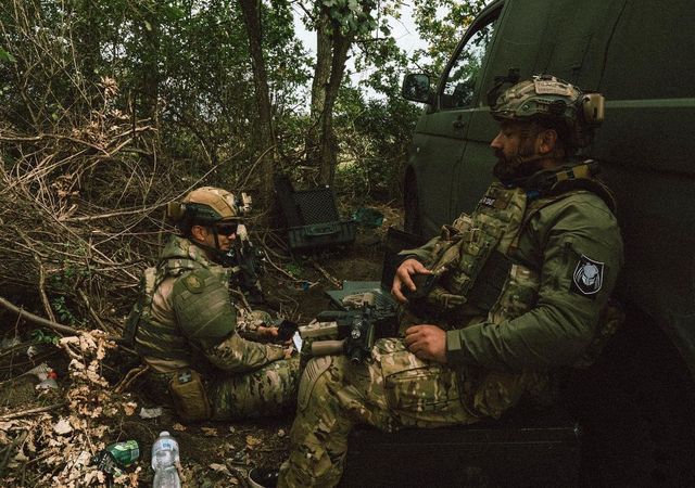 Фронтові будні: день Андрія Хливнюка на передовій показали у серії фото - фото 513720