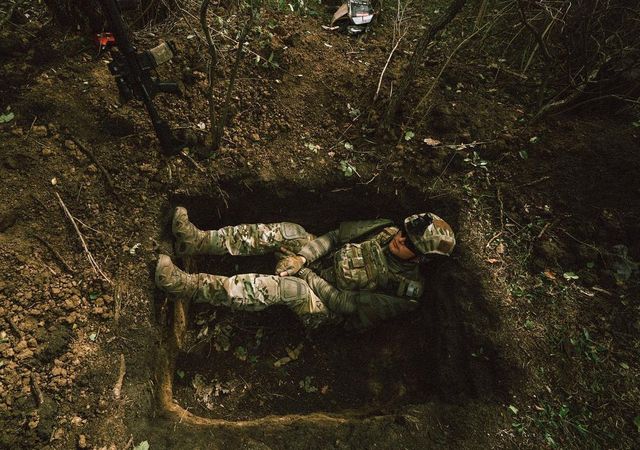 Фронтові будні: день Андрія Хливнюка на передовій показали у серії фото - фото 513723