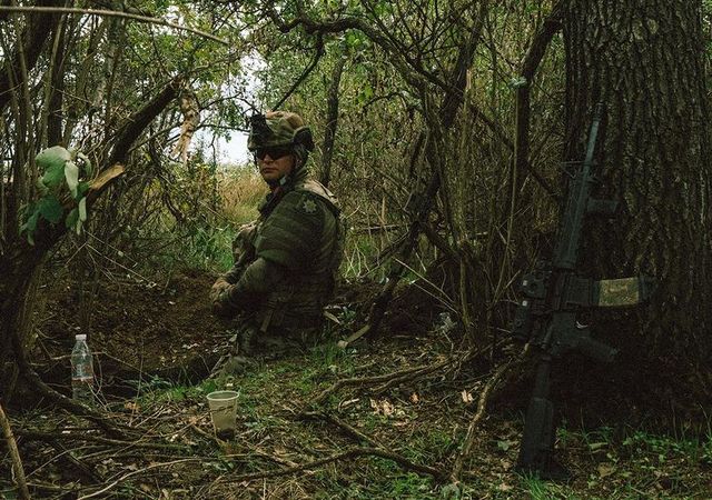 Фронтові будні: день Андрія Хливнюка на передовій показали у серії фото - фото 513725