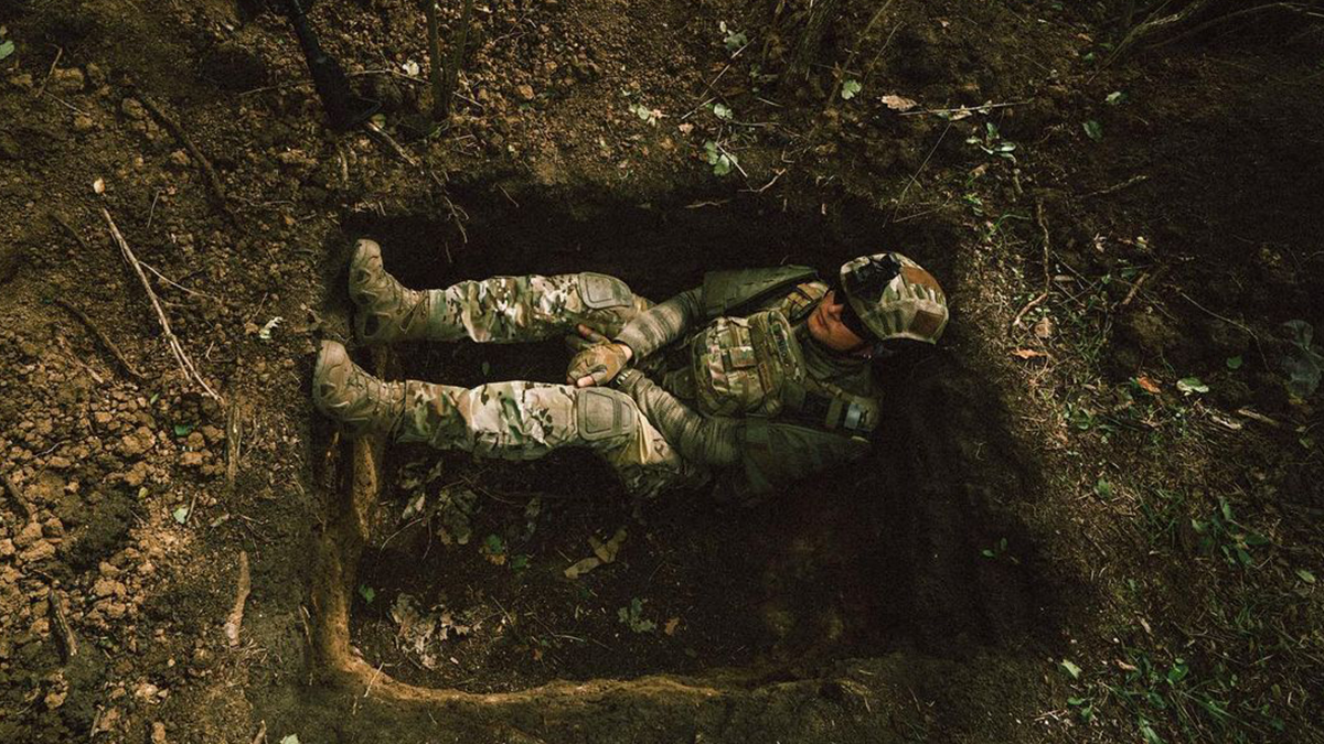 Фронтові будні: день Андрія Хливнюка на передовій показали у серії фото