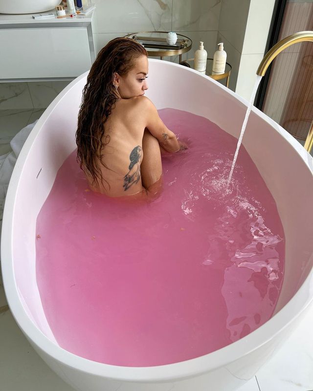 Співачка Ріта Ора заінтригувала відвертими фото у ванні – 18+ - фото 513766