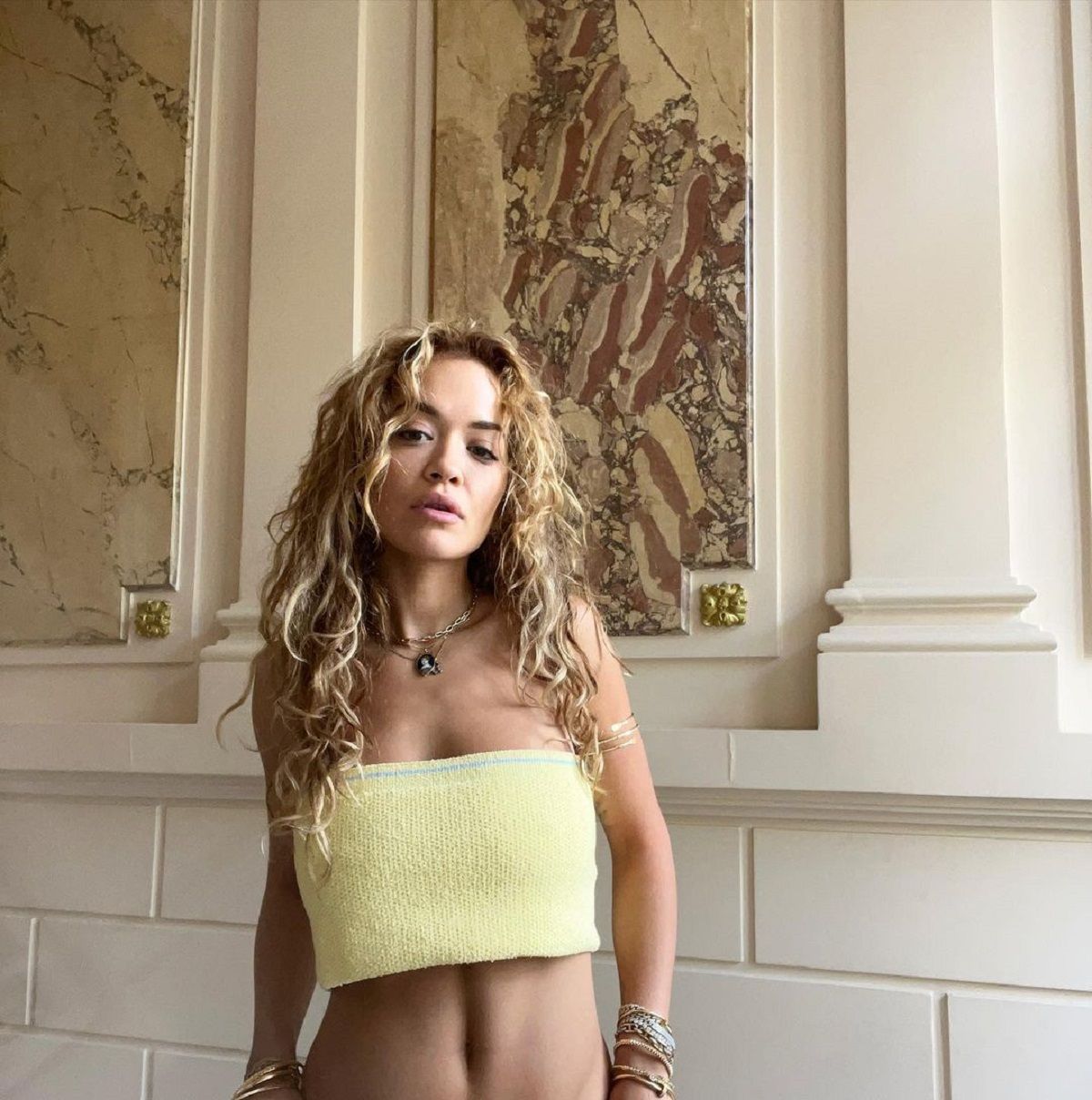 Співачка Ріта Ора заінтригувала відвертими фото у ванні – 18+