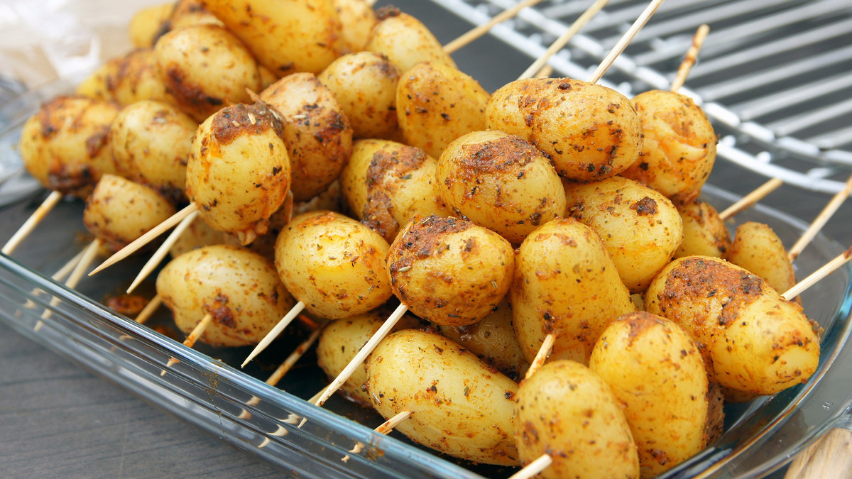 Ектор Хіменес-Браво приготував запечену картоплю з песто: рецепт страви від шеф-кухаря - фото 1