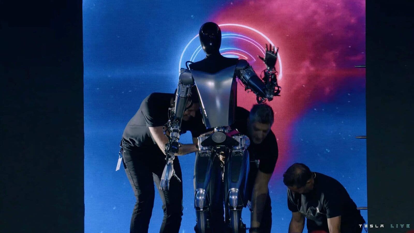 Маск вперше показав робота-гуманоїда Tesla Optimus у дії – відео
