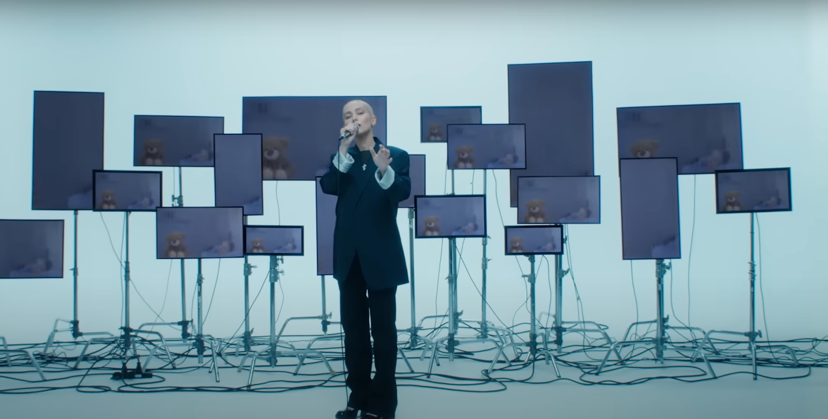 ROXOLANA презентувала пісню "I'm Gone" від імені дітей, яких вбили російські окупанти - фото 1