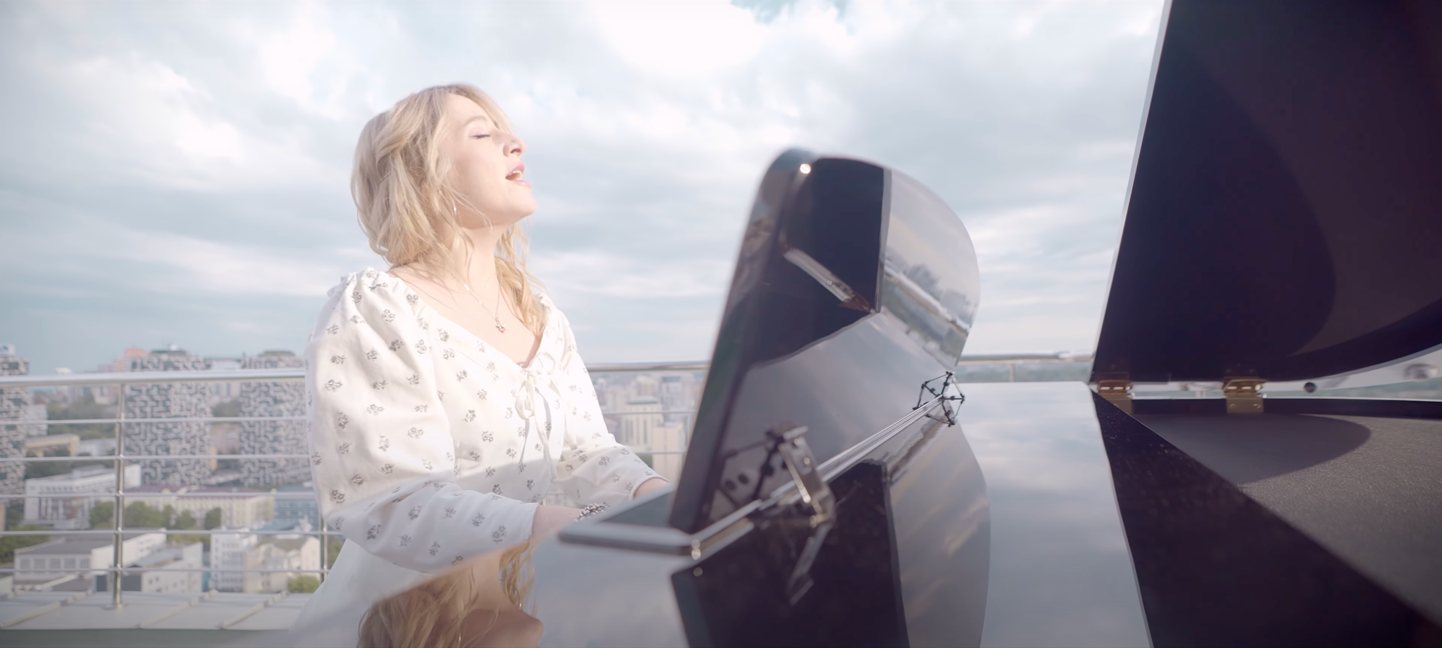 Vivienne Mort випустила пісню "Друже мій", щоб допомогти безпритульним тваринам