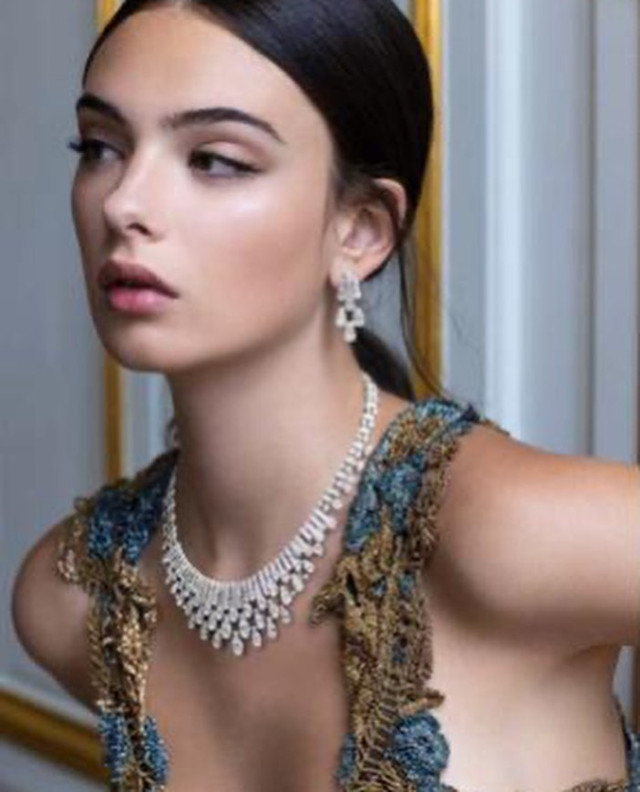 Копія розкішної мами: дочка Беллуччі вразила своєю вродою у новій фотосесії - фото 514127