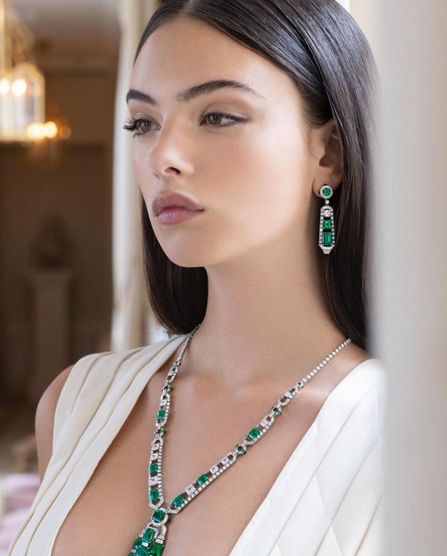 Копія розкішної мами: дочка Беллуччі вразила своєю вродою у новій фотосесії - фото 514128