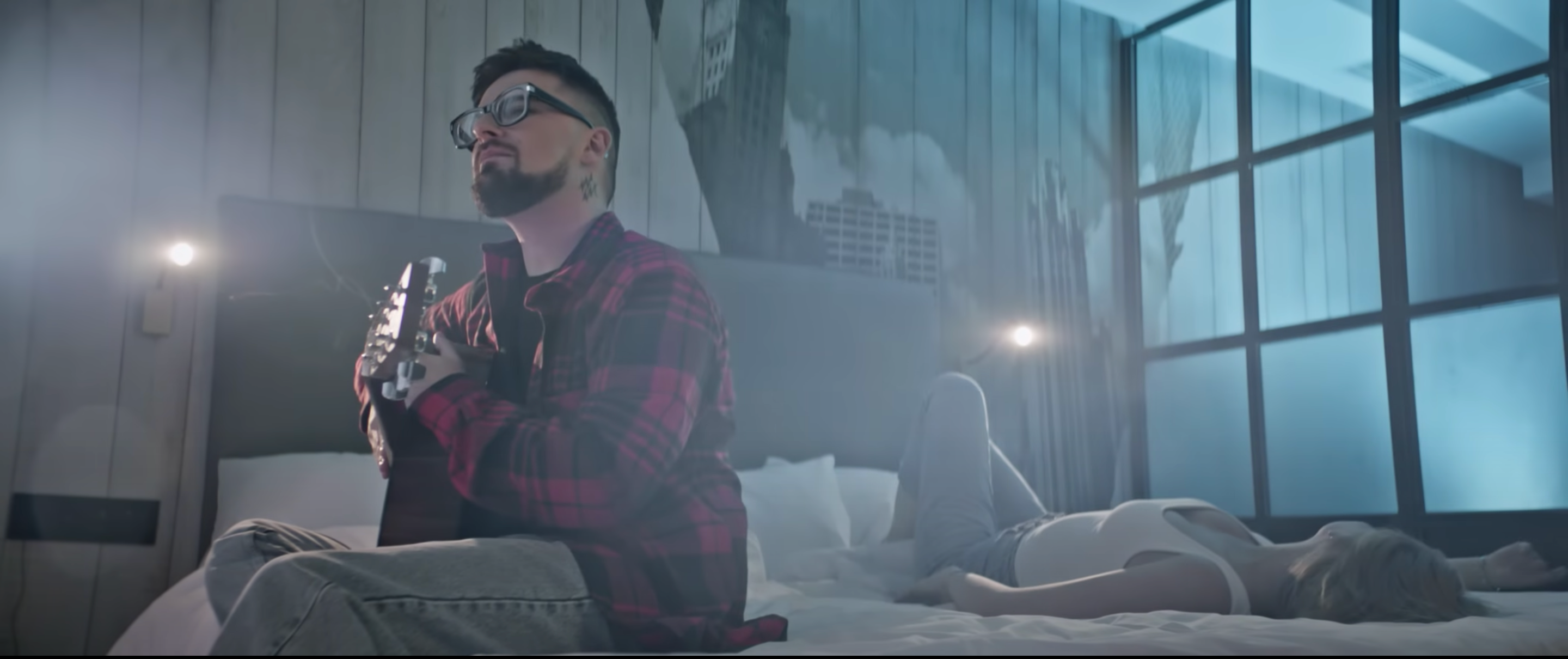 "Просто обійняти": співак JULIK випустив нову пісню та кліп про найголовніше