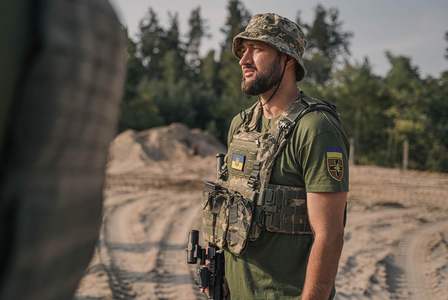 Не на сцені, а в ЗСУ: ТОП 10 пісень від артистів, які стали захисниками України - фото 514342