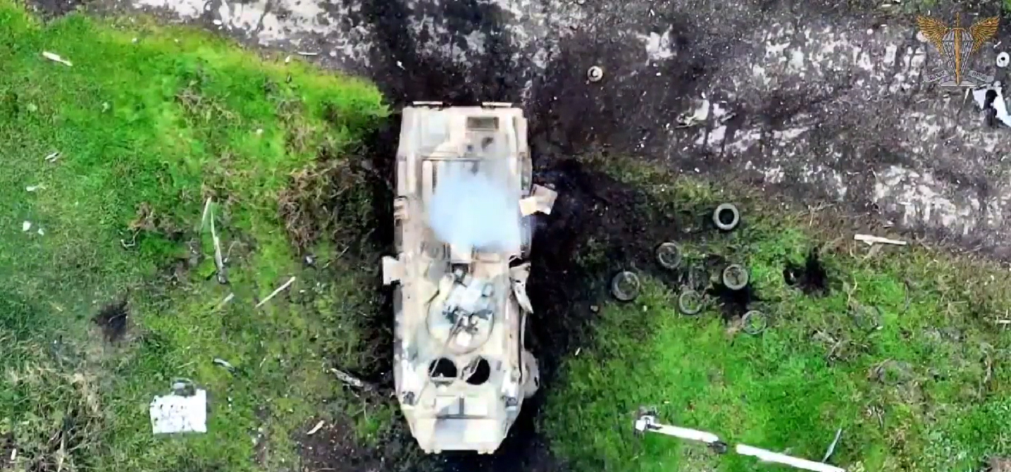 Як ударний дрон знищує російський БТР – епічне відео