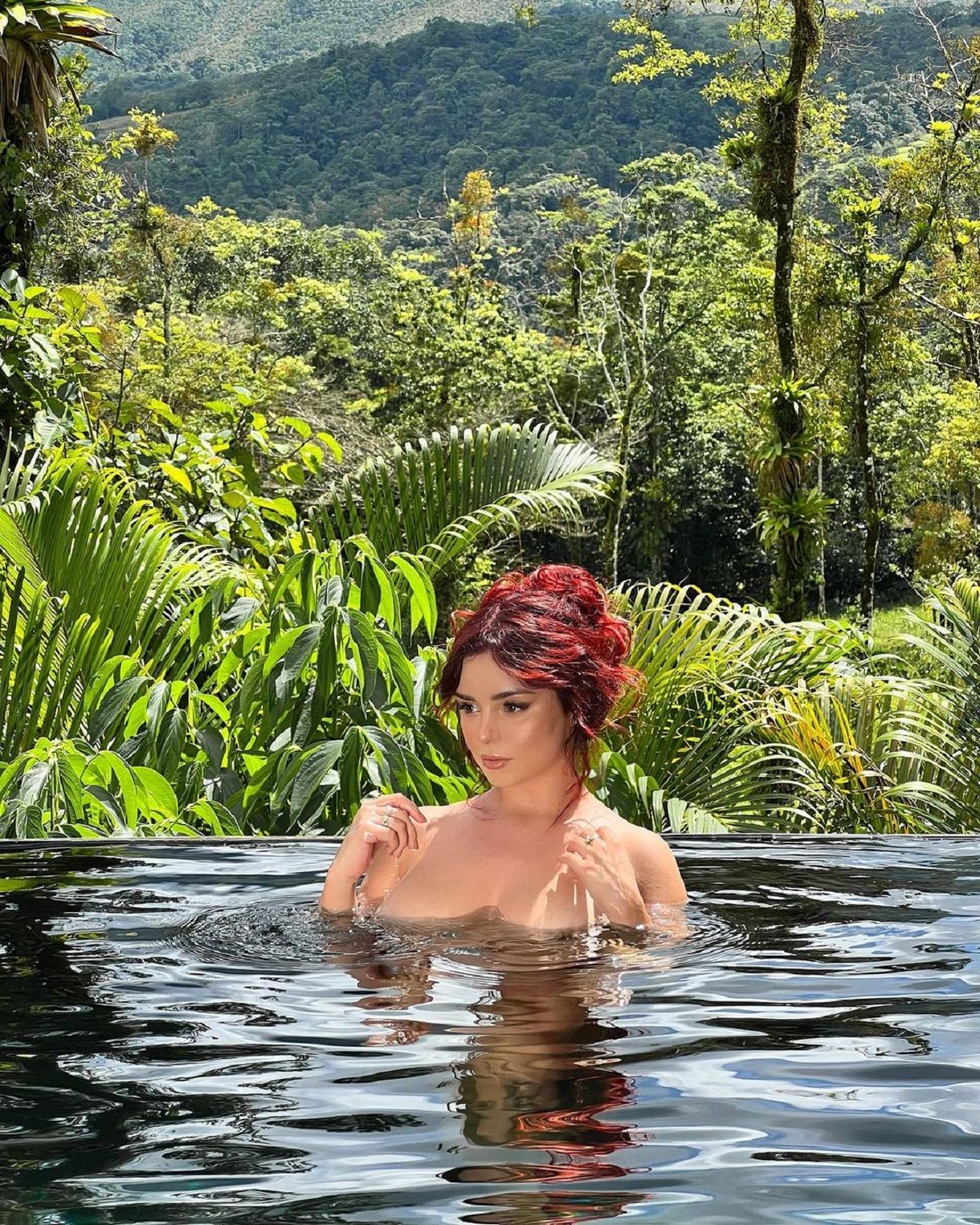 Спокуслива Демі Роуз розбурхала фанатів фото топлес – 18+