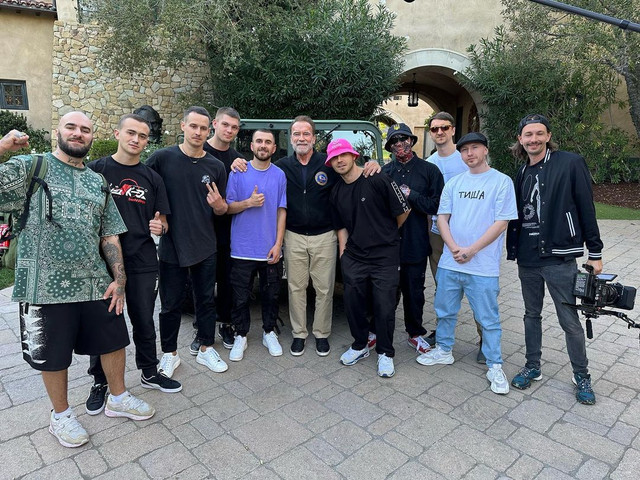 'Надихаєте мене': Шварценеггер зустрівся з Kalush Orchestra і приміряв панаму – фото - фото 514961