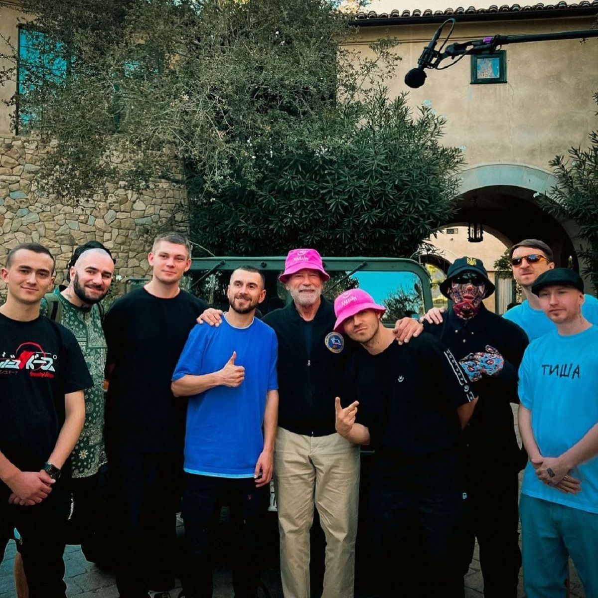 "Надихаєте мене": Шварценеггер зустрівся з Kalush Orchestra і приміряв панаму – фото