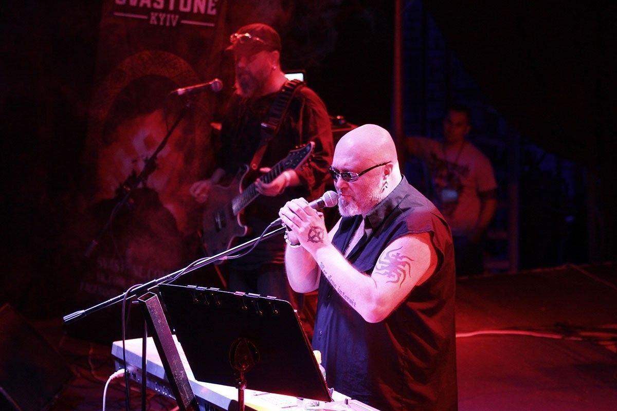 У Львові з концертом на підтримку ЗСУ виступить легендарний гурт "КОМУ ВНИЗ"