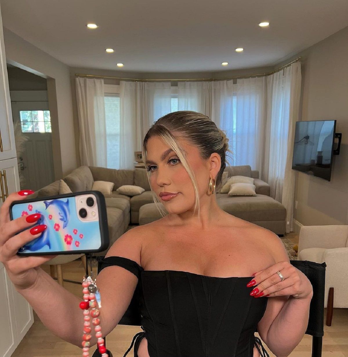 Як червоні нігті впливають на стосунки: самотні жінки запустили вірусну теорію у TikTok