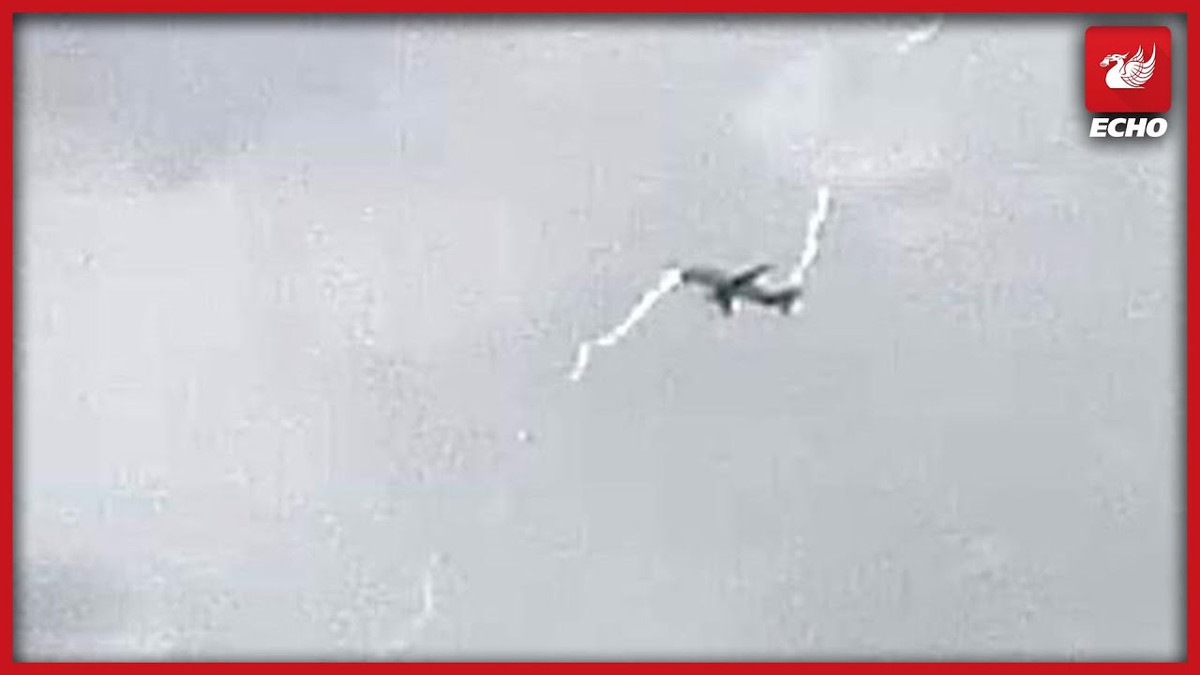 Блискавка влучила у літак прямо під час польоту - фото 1