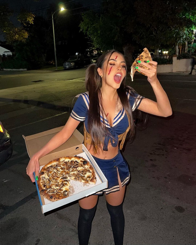 Спокуслива супергероїня: копія Меган Фокс розбурхала пікантним образом на Геловін – 18+ - фото 515203