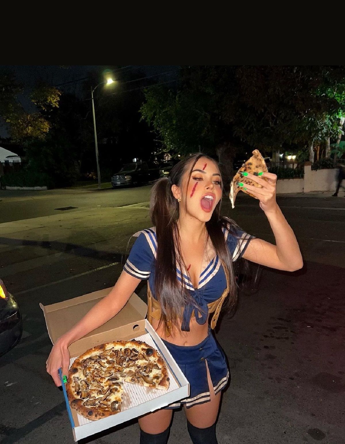 Спокуслива супергероїня: копія Меган Фокс розбурхала пікантним образом на Геловін – 18+