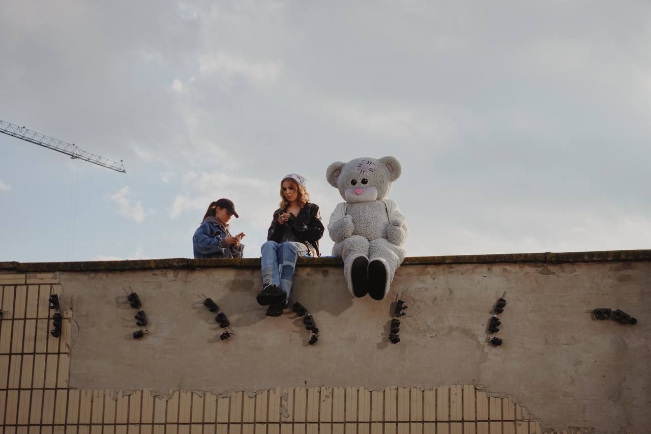 Рідні вулиці та улюблений ведмедик у кліпі на першу авторську пісню "Бум" співачки RITUSYA