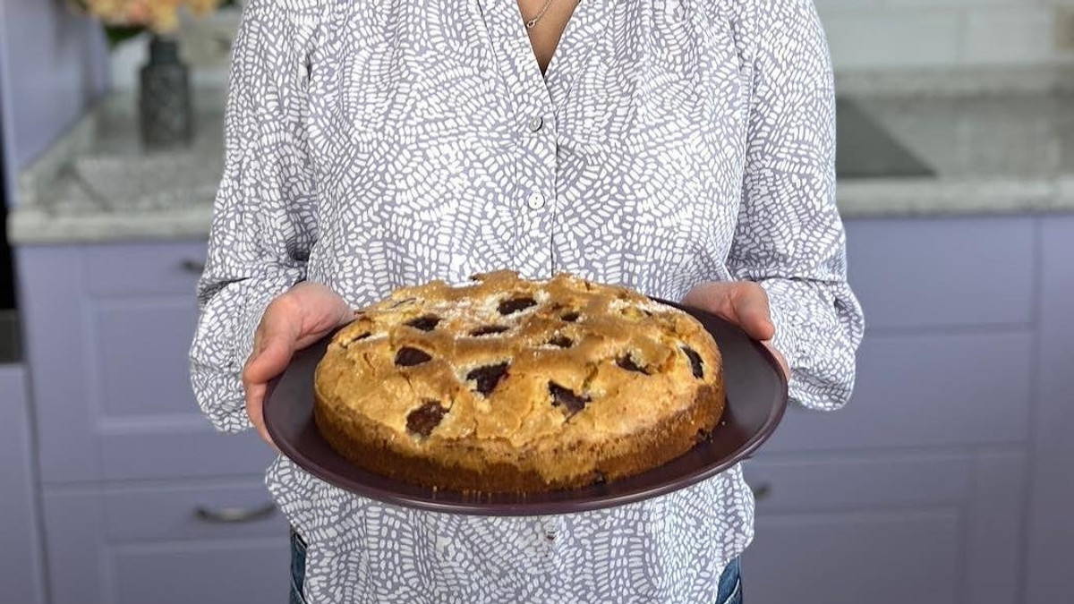 Ліза Глінська поділилася перевіреним рецептом пирога зі сливами - фото 1
