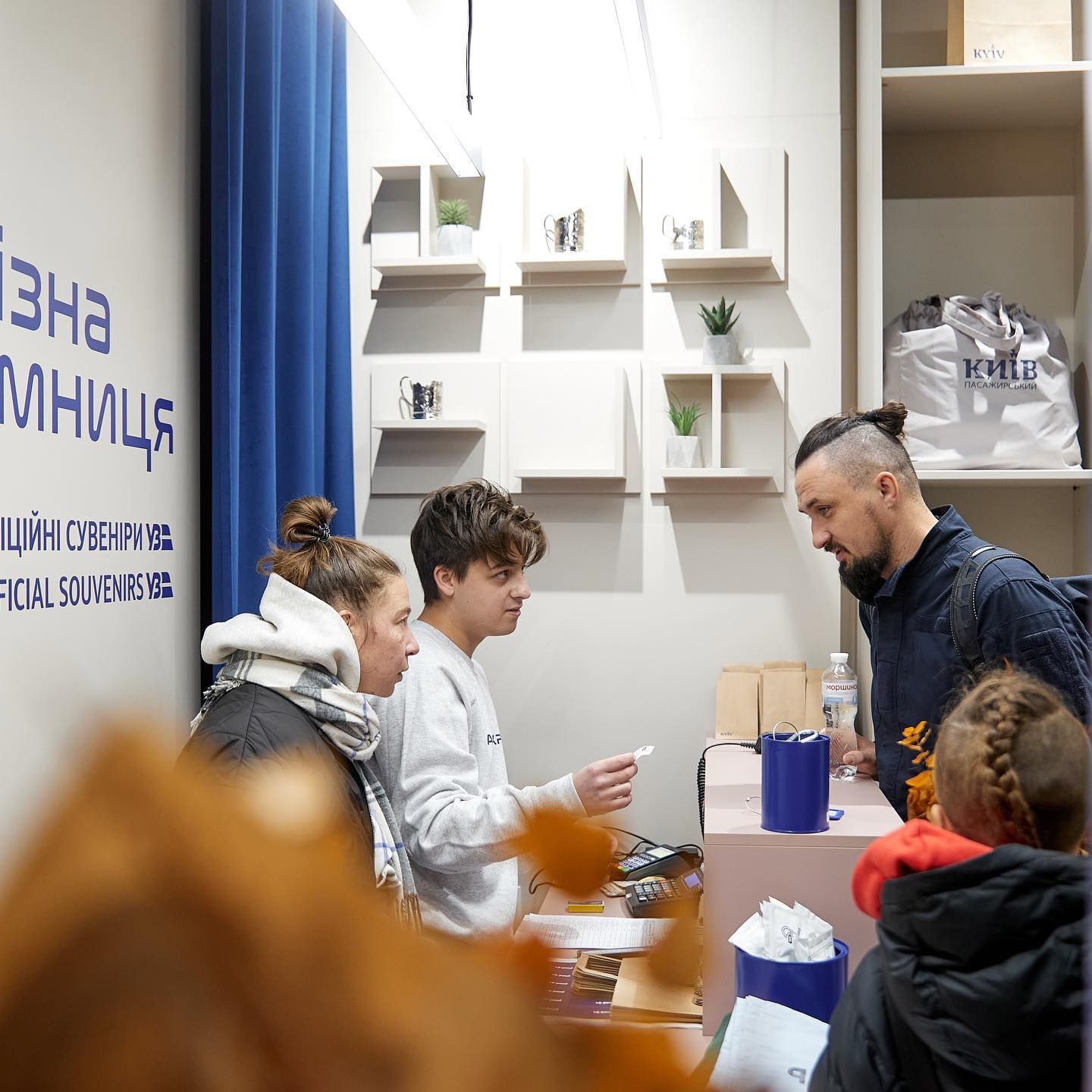 Залізна крамниця: Укрзалізниця відкрила перший магазин своїх офіційних сувенірів - фото 1