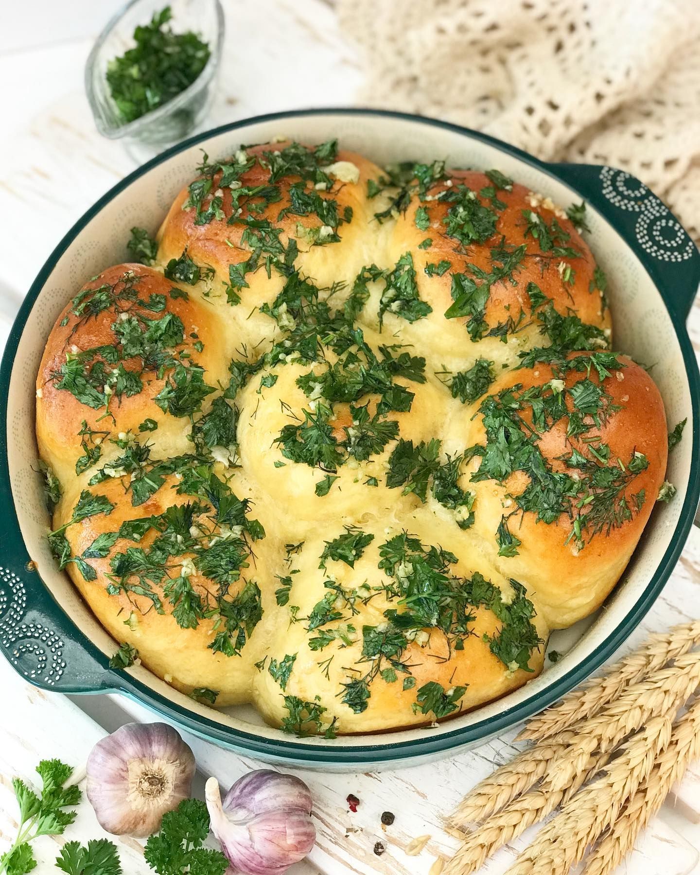 Володимир Ярославський показав, як правильно приготувати пампушки з часником