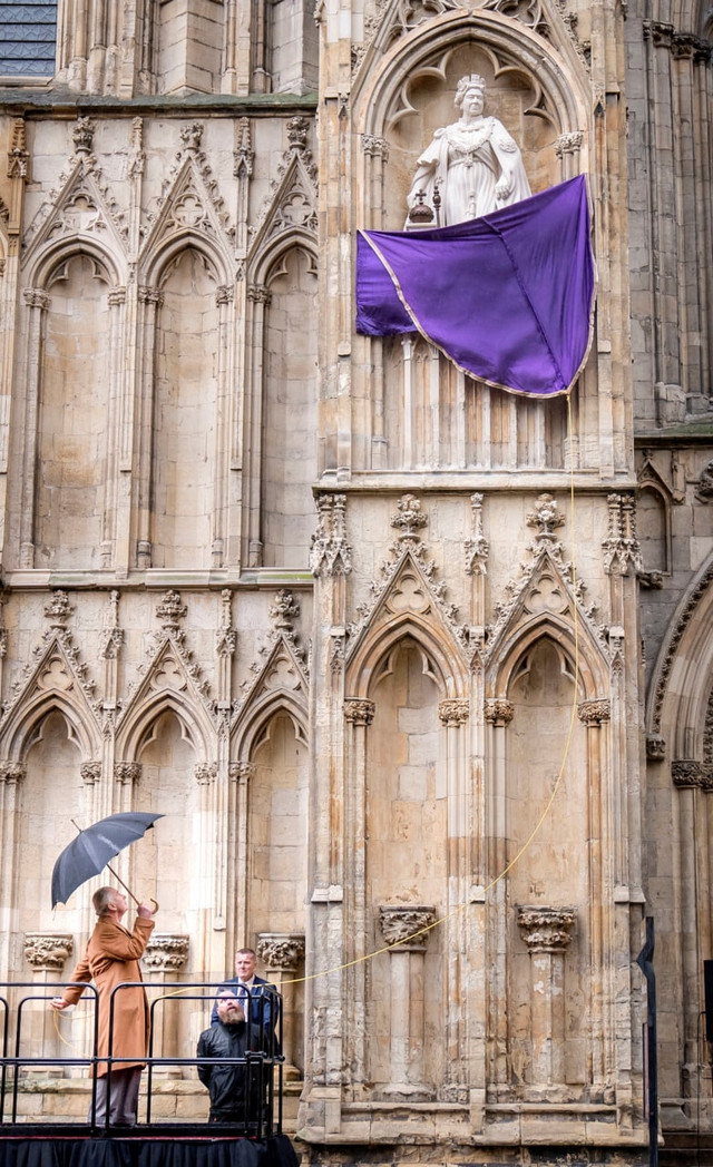У Великобританії встановили першу посмертну статую королеві Єлизаветі II (ФОТО) - фото 515562