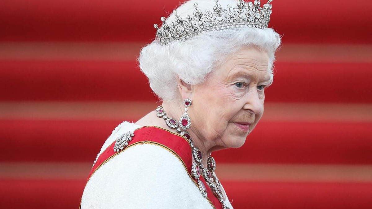 У Великобританії встановили першу посмертну статую королеві Єлизаветі II (ФОТО) - фото 1