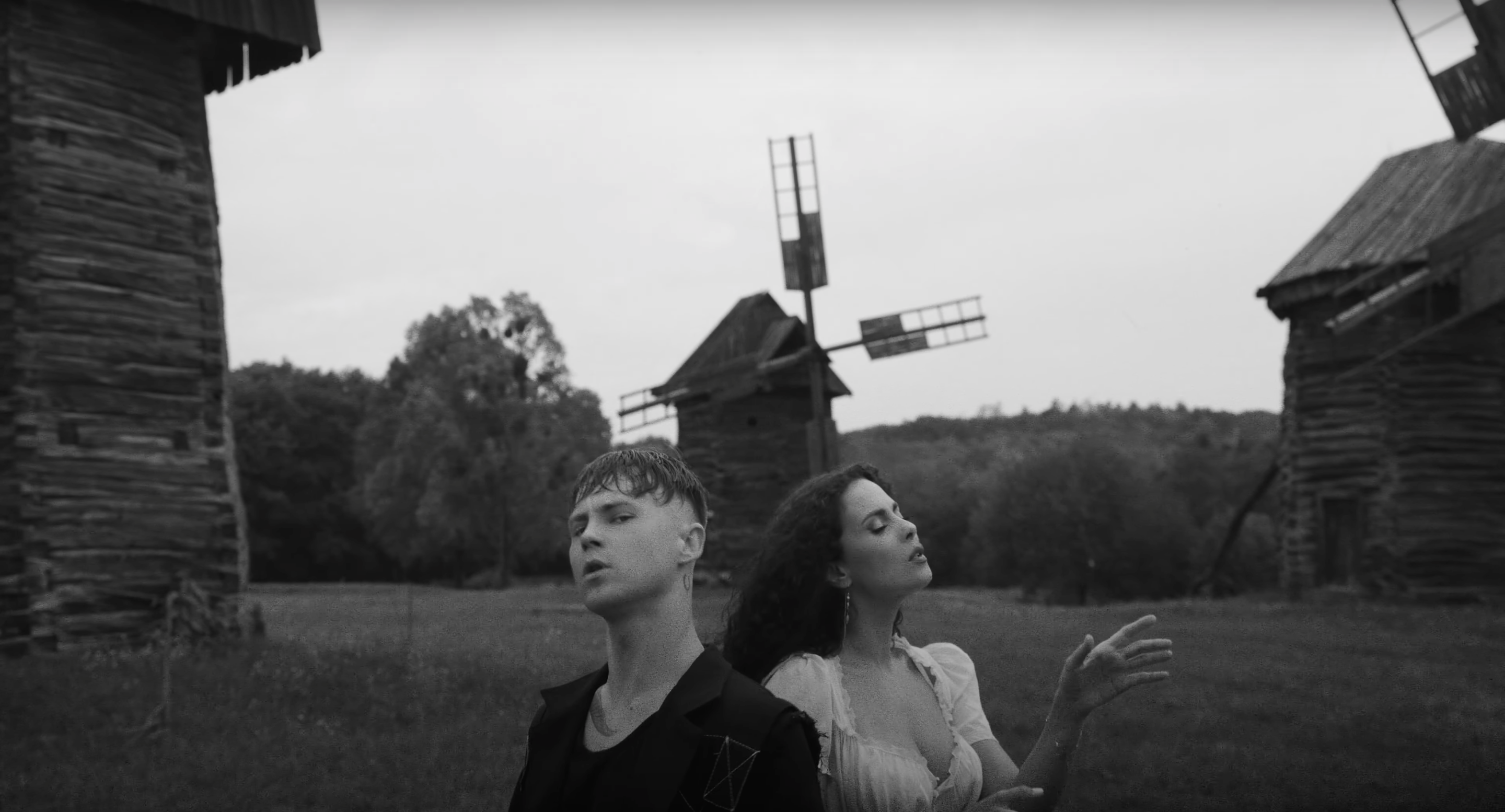 Пивоваров і NK показали красу природу і дух свободи у пісні "Там у тополі" на вірші Тичини