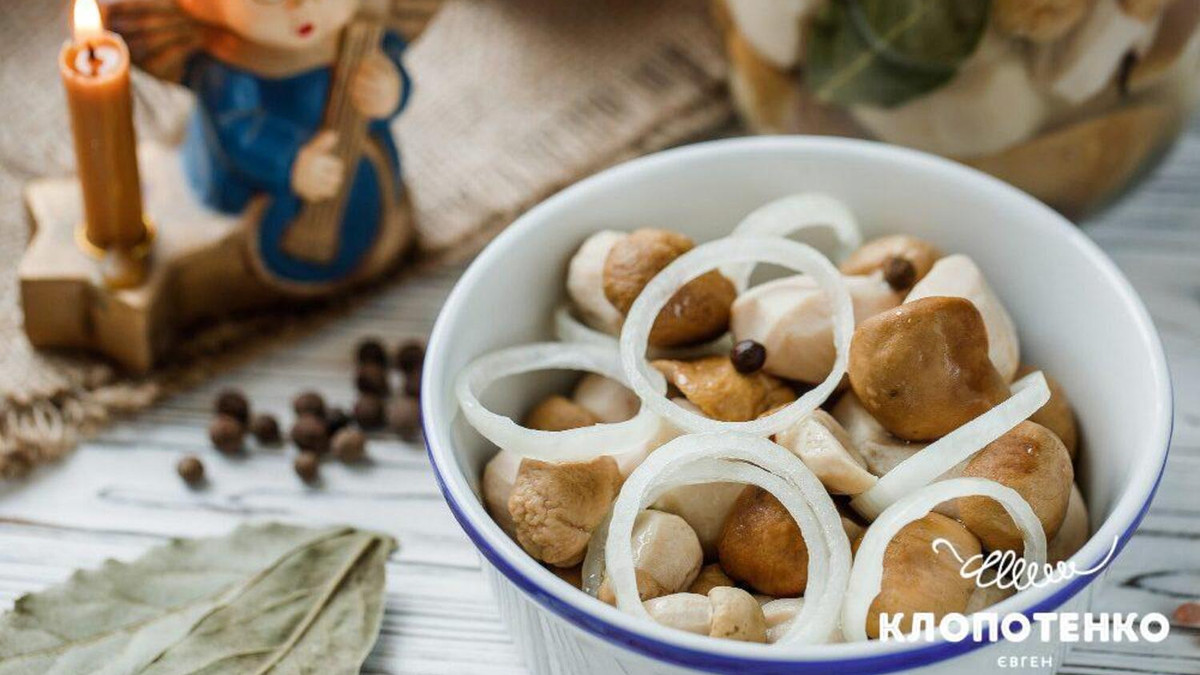 Клопотенко показав, як приготувати білі мариновані гриби: рецепт найкращої закуски - фото 1