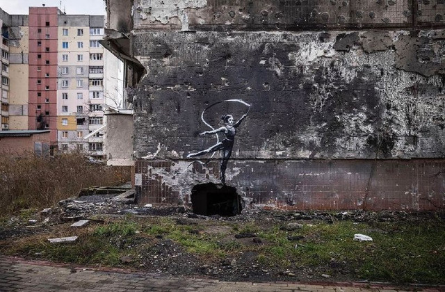 Легендарний Бенксі в Україні: графіті дівчинки у Бородянці (фото) - фото 515647