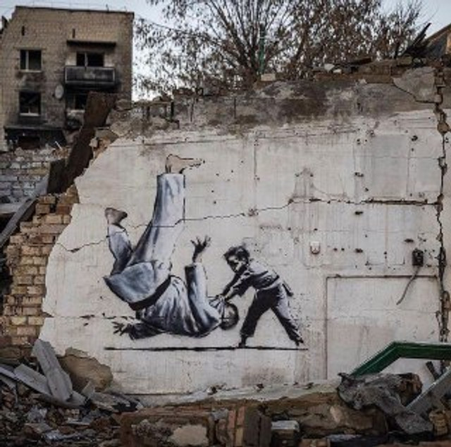 Легендарний Бенксі в Україні: графіті дівчинки у Бородянці (фото) - фото 515649