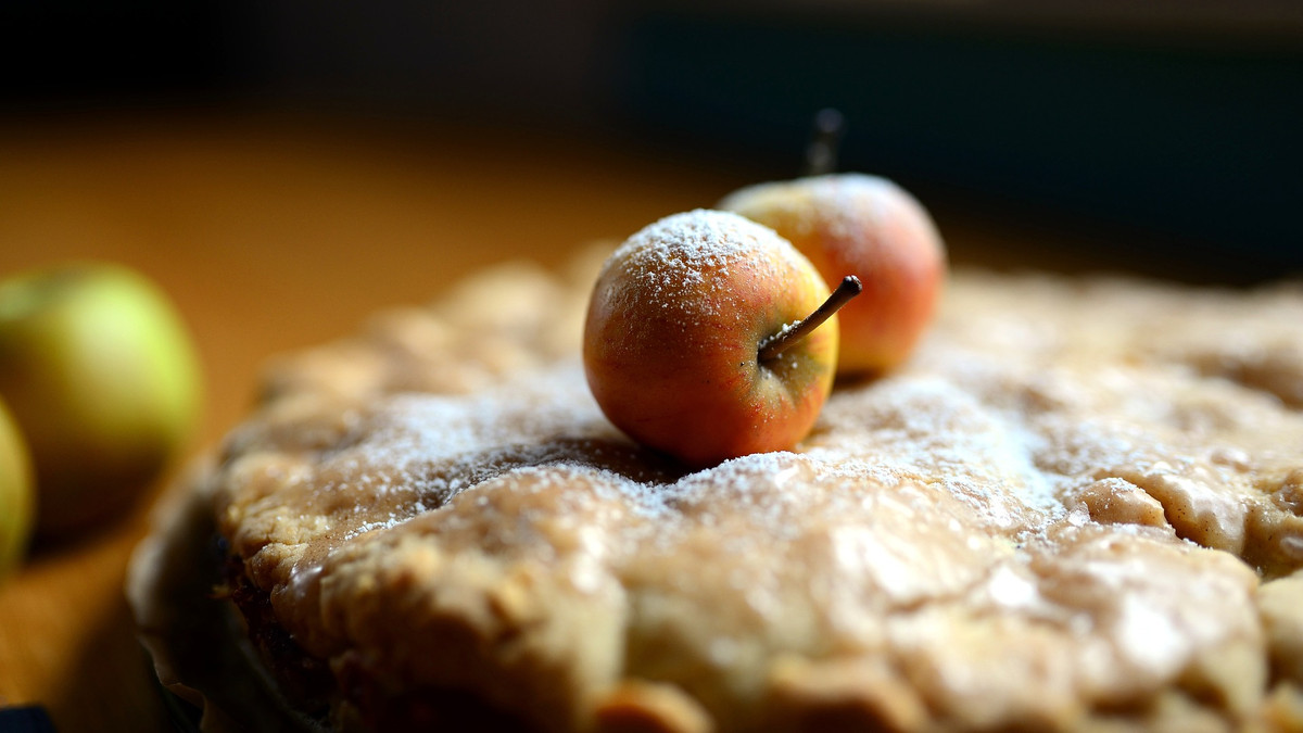 Клопотенко показав, як приготувати яблучний пиріг на кефірі: найпростіший рецепт - фото 1