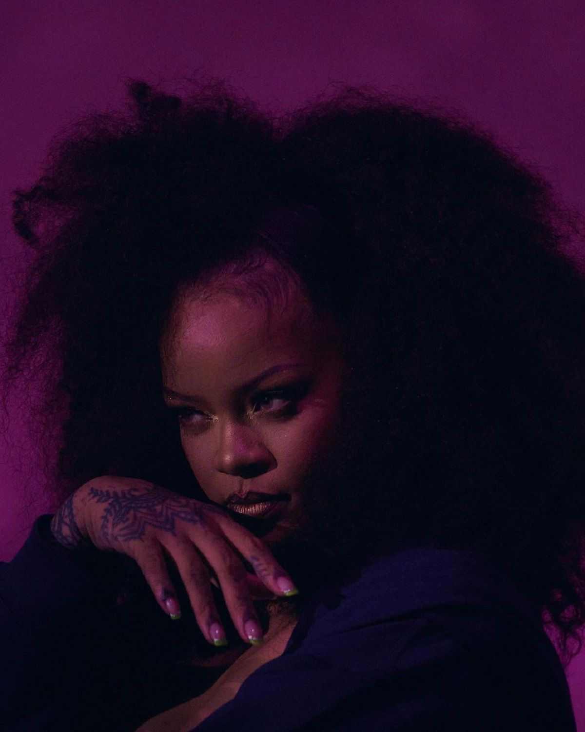 Ріанна блиснула фігурою у спокусливому образі - фото 1