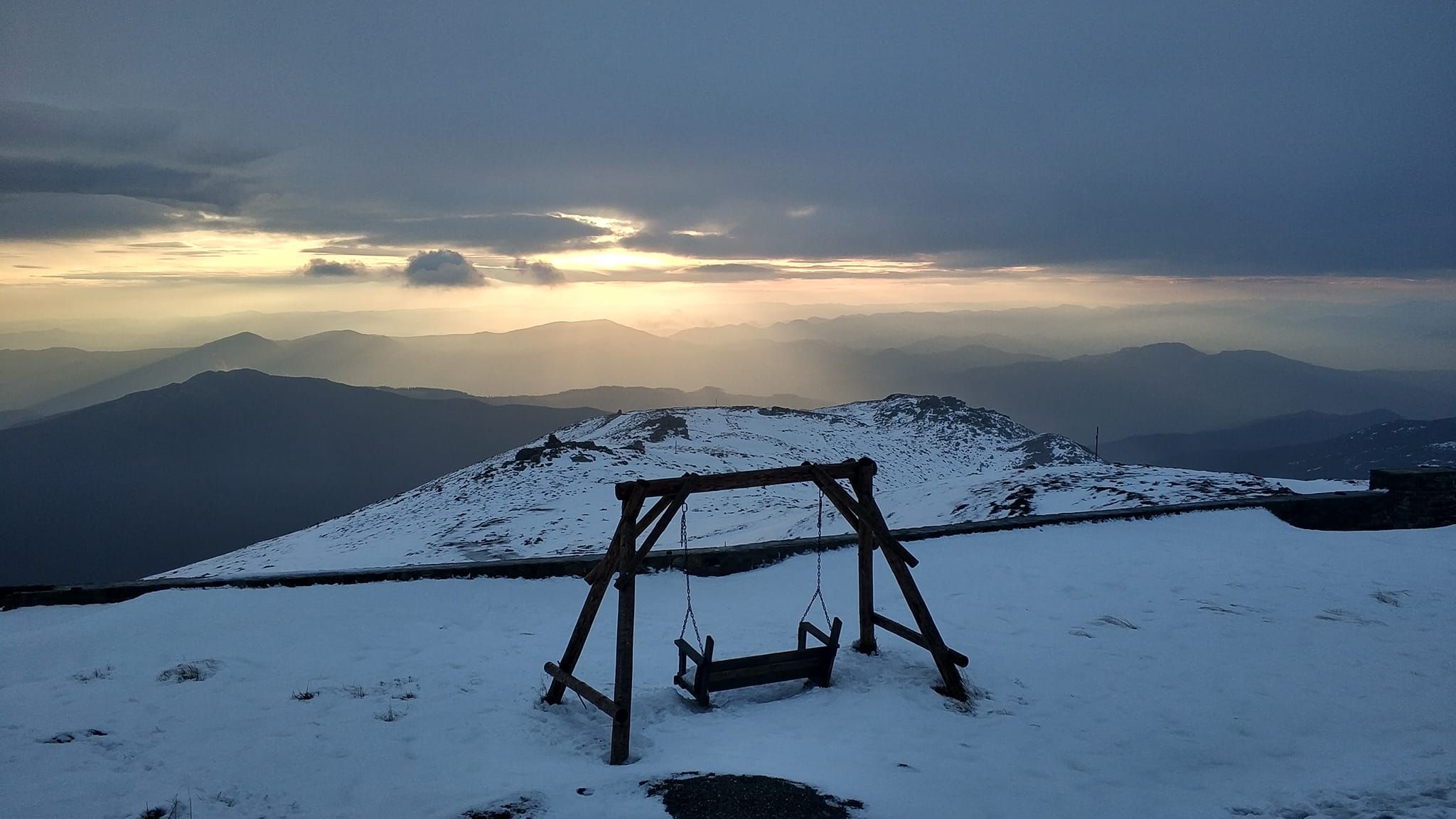 Більше метра снігу на схилах: у майже зимових Карпатах вирує негода – фото