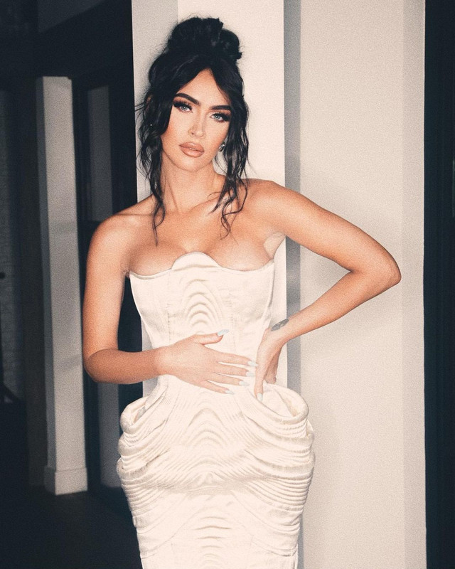 Спокуслива Меган Фокс похизувалась фігурою у прозорій сукні – 18+ - фото 515978