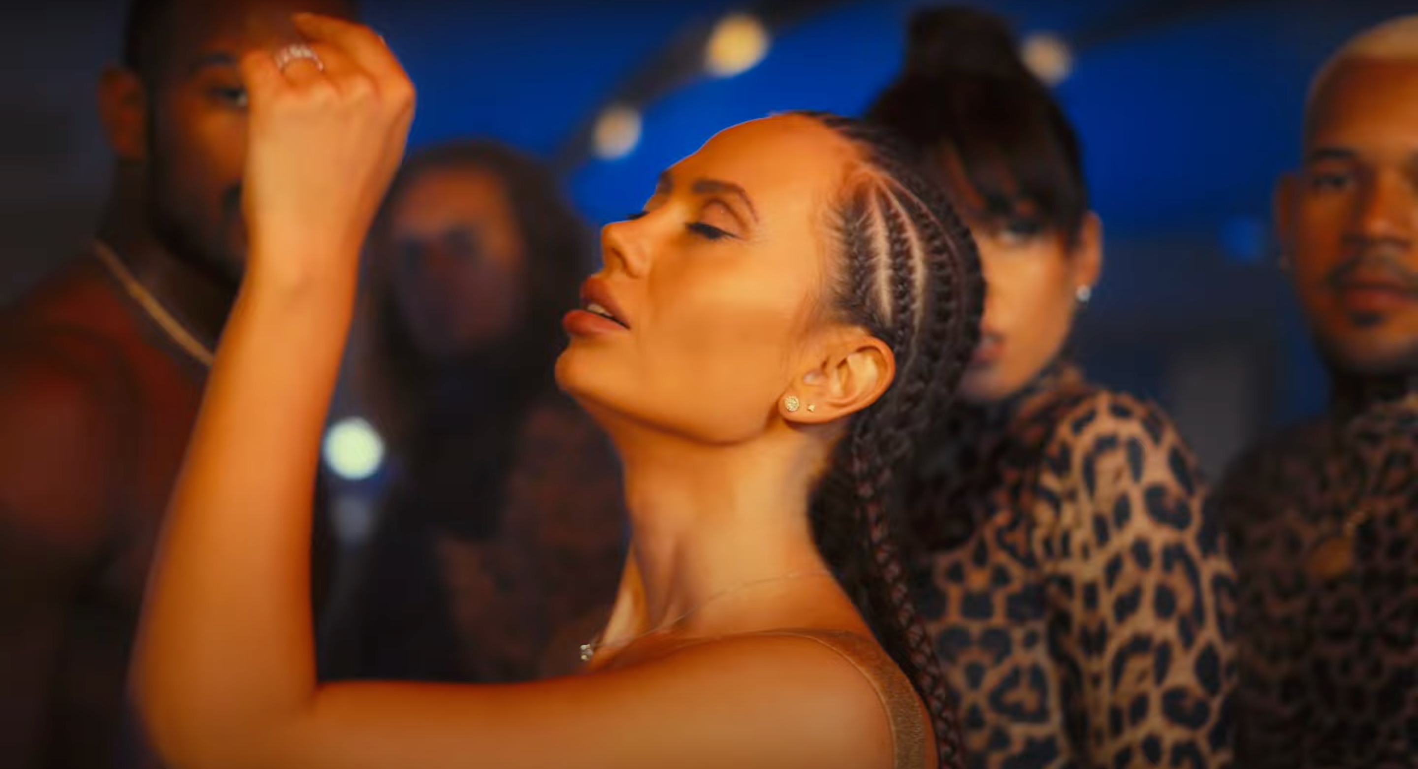 Співачка YAROSA BURNOS у новому кліпі "Шо ти" розповіла свою історію про роман із танцями