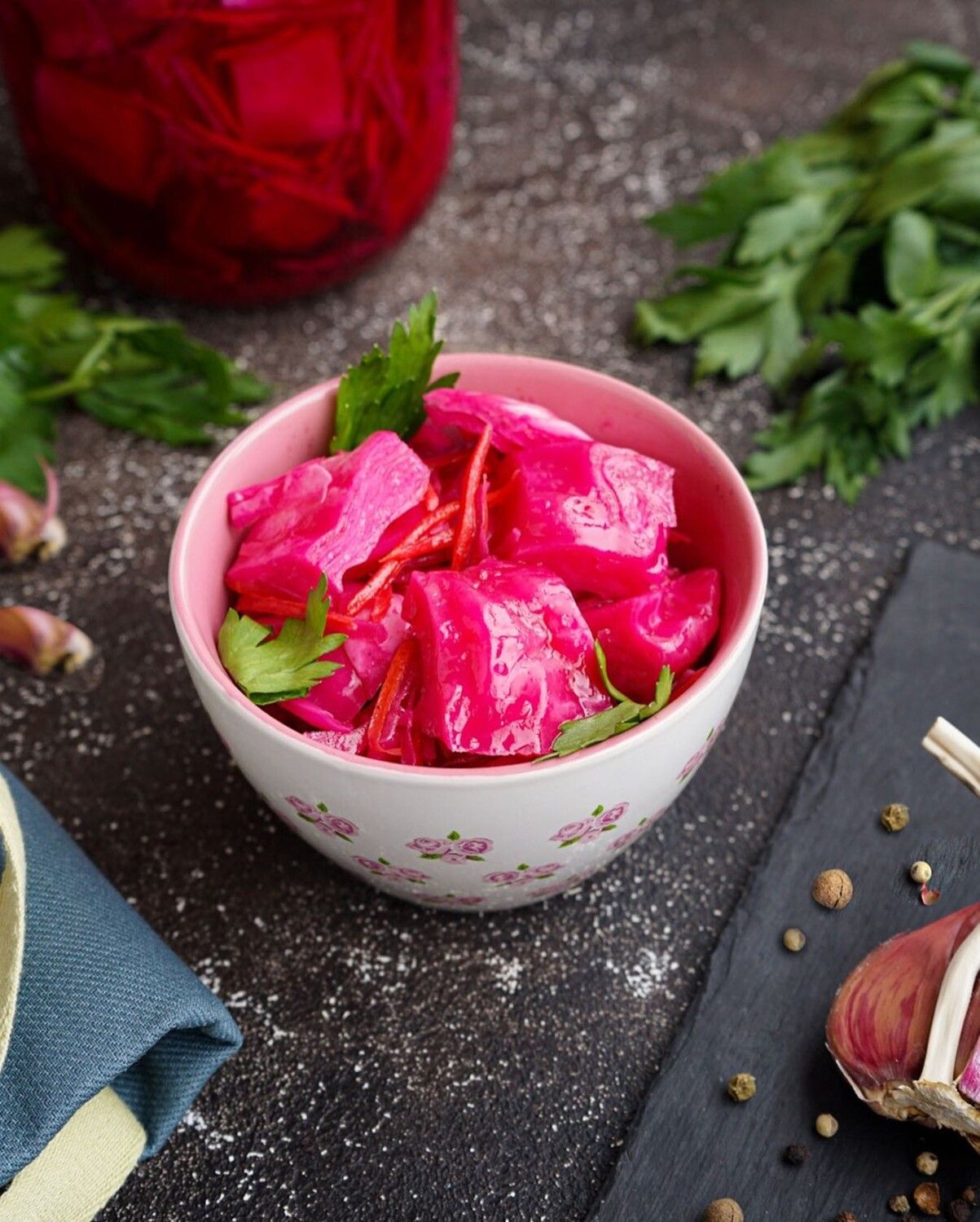 Клопотенко показав, як приготувати капусту пелюстку з буряком: рецепт крижавки