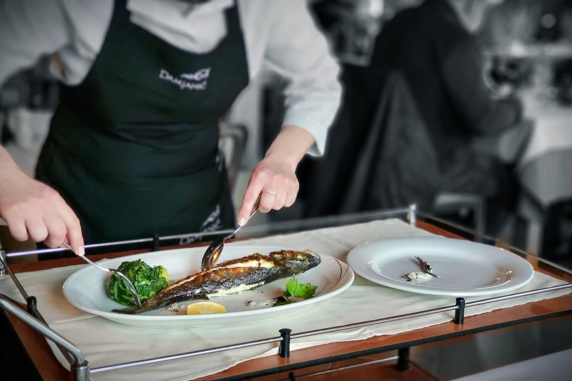 Володимир Ярославський показав рецепт минтая з цвітною капустою та соусом Бешамель