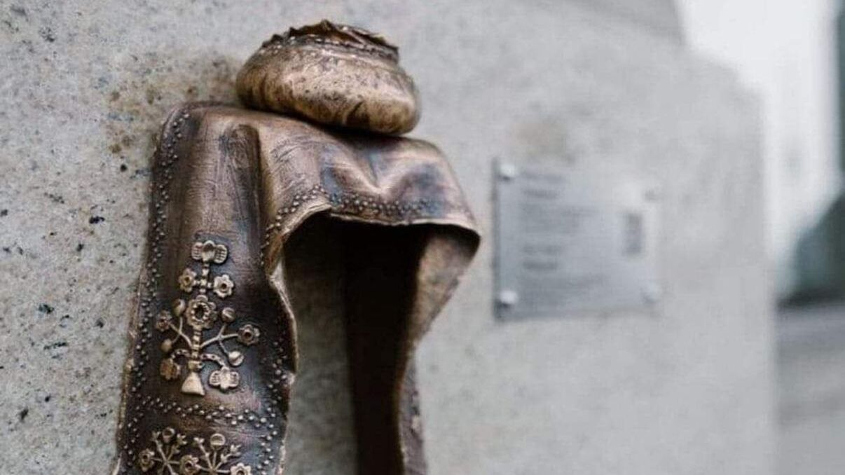 У Києві з'явилася нова мініскульптура: це паляниця - фото 1