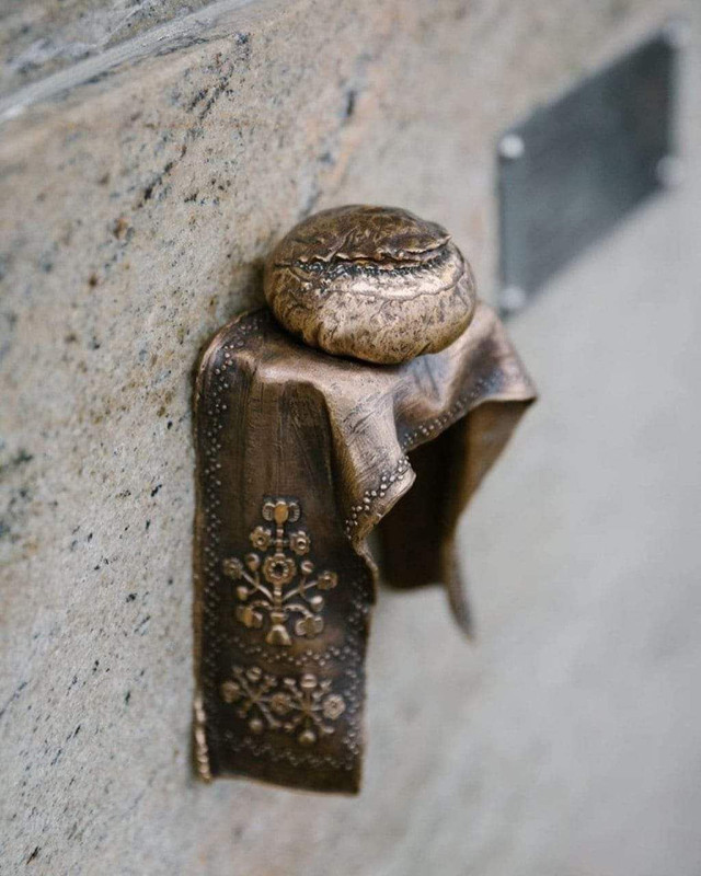 У Києві з'явилася нова мініскульптура: це паляниця - фото 516245