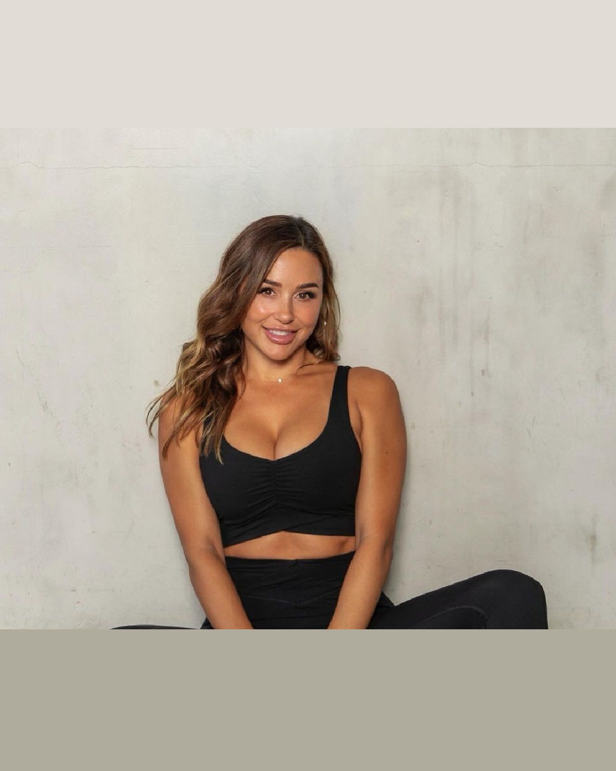 Ана Чері блиснула формами у спідньому - фото 1