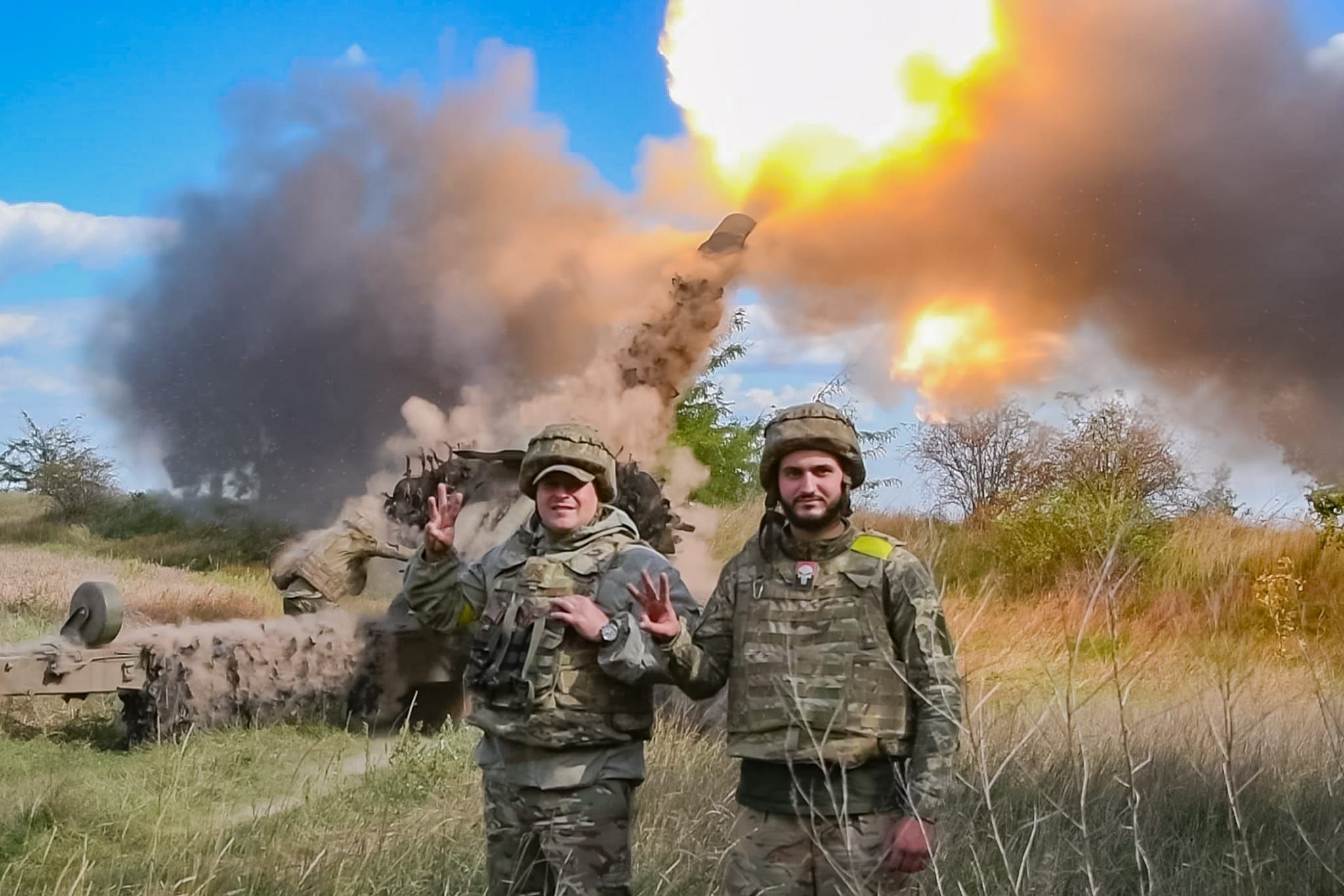 Посмішка артилеристів – це вбивча зброя: українські воїни показали яскраві фото