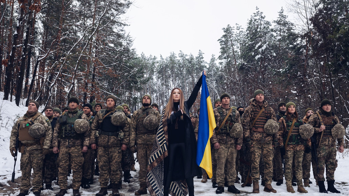 Незламна Люся Кава презентувала нову пісню "Народна" до дня Збройних Сил України - фото 1