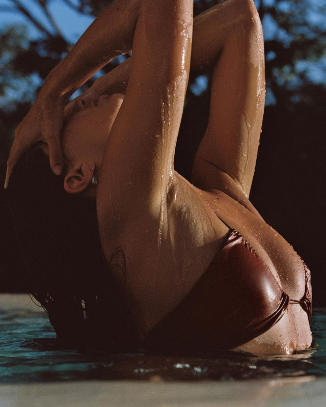 Розкішна модель Сара Сампайо розбурхала спекотною фотосесією у бікіні – 18+ - фото 516737