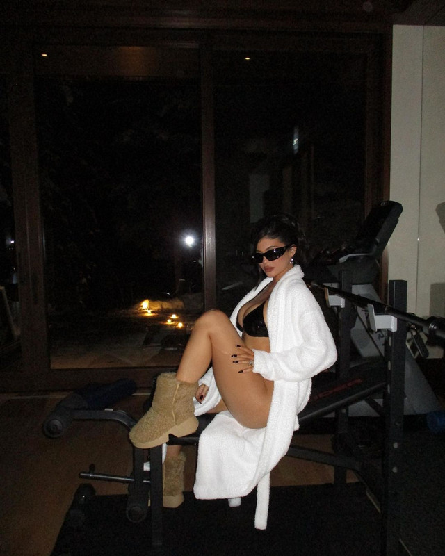 У бікіні та чоботях у спортзалі: Кайлі Дженнер спантеличила фанів новими фото – 18+ - фото 516852