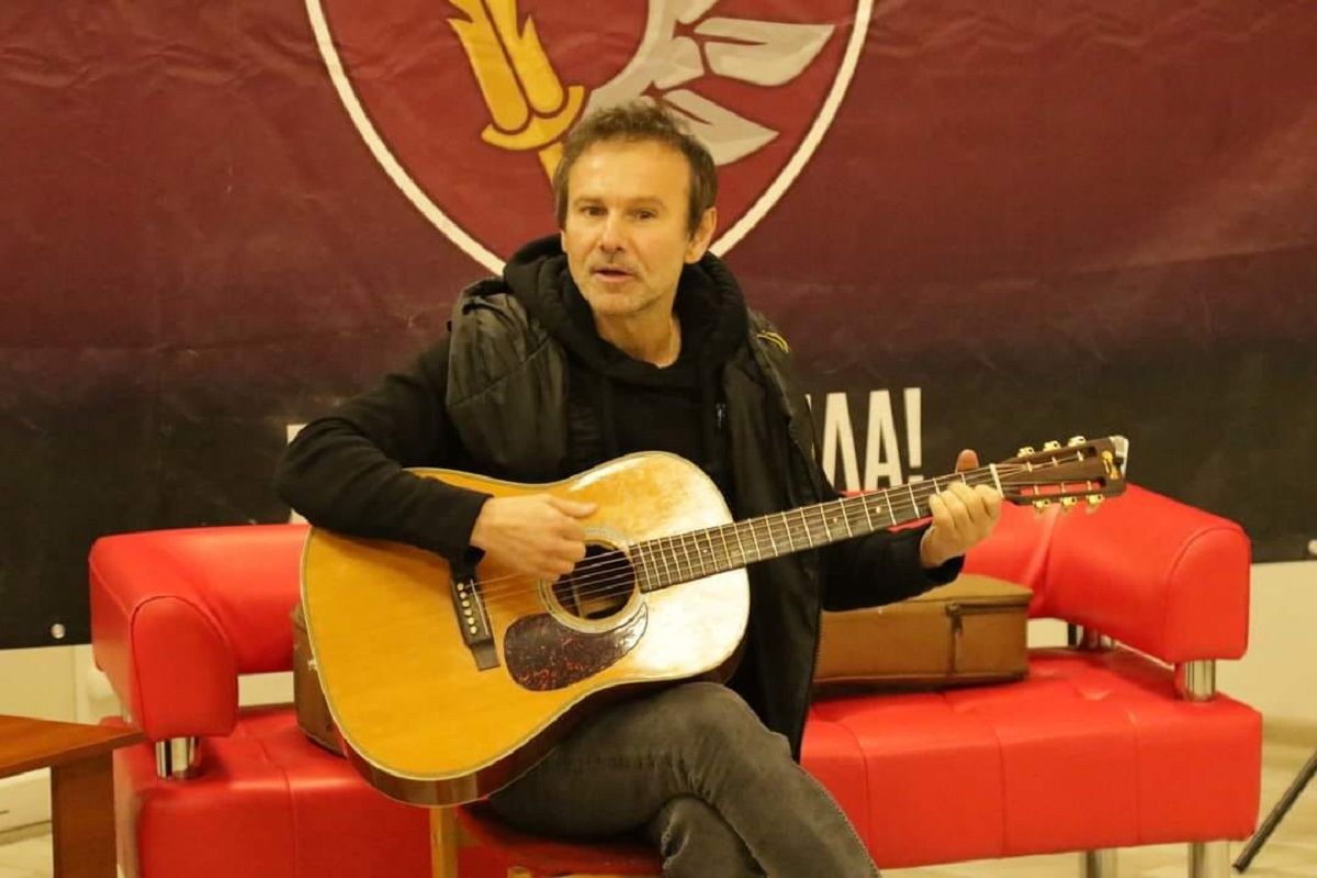 Вакарчук заспівав свій хіт на Антонівському мосту в Херсоні – відео