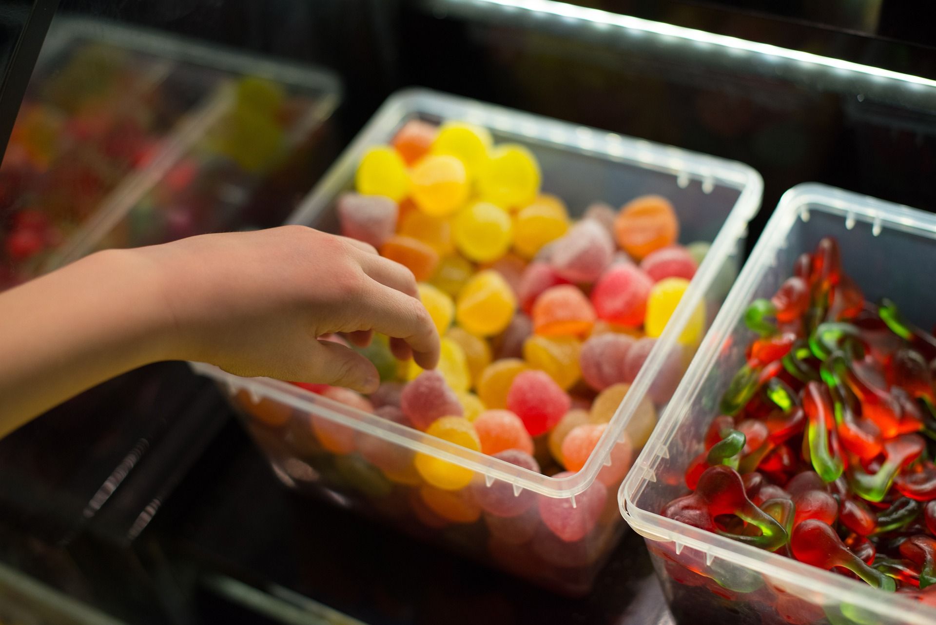 У МОЗ відповіли, скільки цукру можна вживати дитині щодня