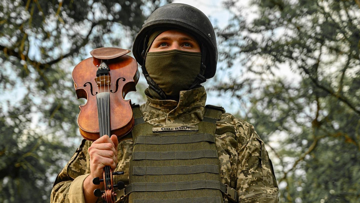 Військовий скрипаль Moisei зіграв у звільненому Ізюмі та зворушив мережу - фото 1